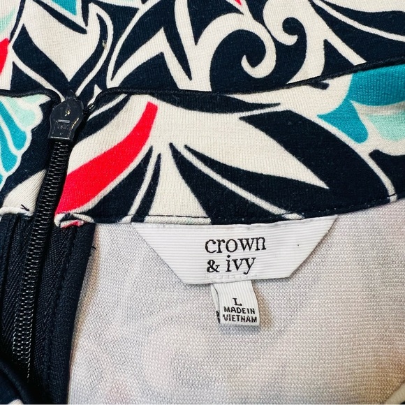 Crown & Ivy Bell Sleeve Split V-Neck Floral-Print Dress. Size Large. - Picture 10 of 14